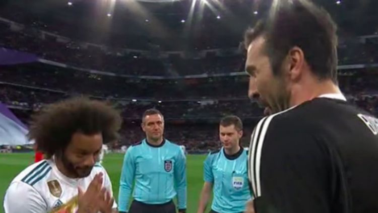 Gaya Marcelo saat menghormati Buffon. Copyright: © sportbible.com