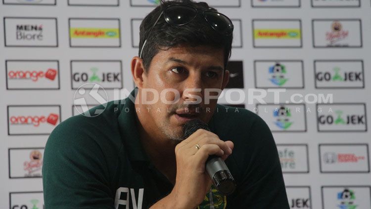 Alfredo Vera, pelatih Persebaya Surabaya. Copyright: © Fitra Herdian/INDOSPORT