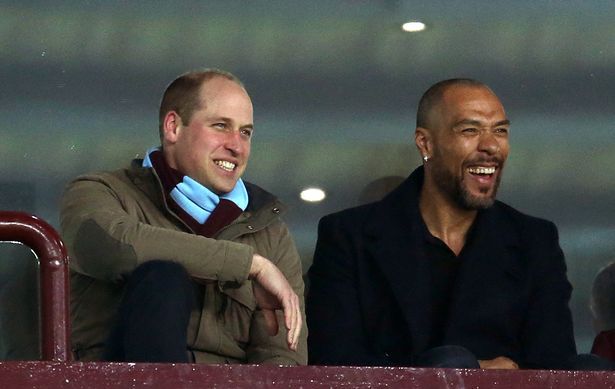 Pangeran William (kiri) menonton laga Aston Villa dari tribun penonton. Copyright: © mirror.co.uk