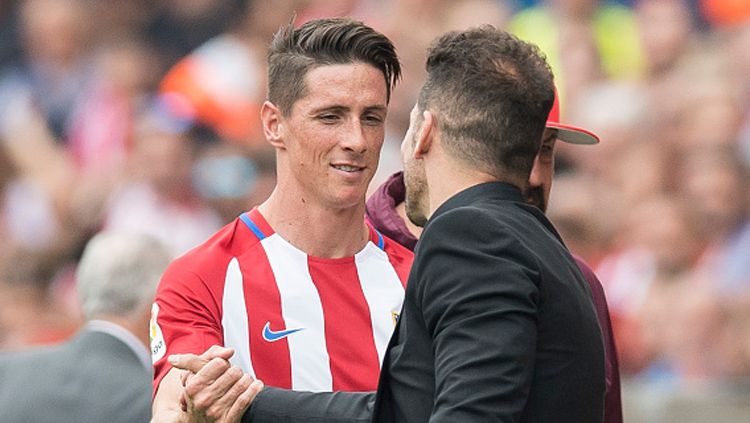 Fernando Torres (kiri) saat masih berseragam Atletico Madrid dan Diego Simeone. Copyright: © Getty Images