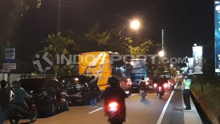 Bus yang digunakan oleh Bonek untuk mendukung Persebaya Surabaya. Copyright: © Fitra Herdian/INDOSPORT