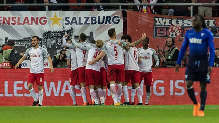 Para pemain RB Salzburg berselebari merayakan keberhasilan melaju ke semifinal Liga Europa 2017/18. Copyright: © Getty Images