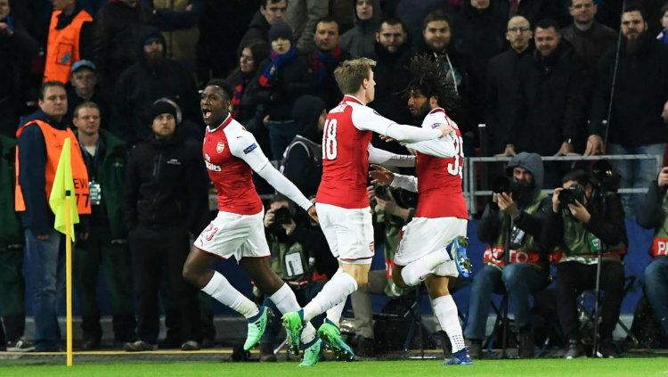 Danny Welbeck (kiri), Nacho Monreal (tengah), dan Mohamed El Neny (kanan). Copyright: © Getty Images