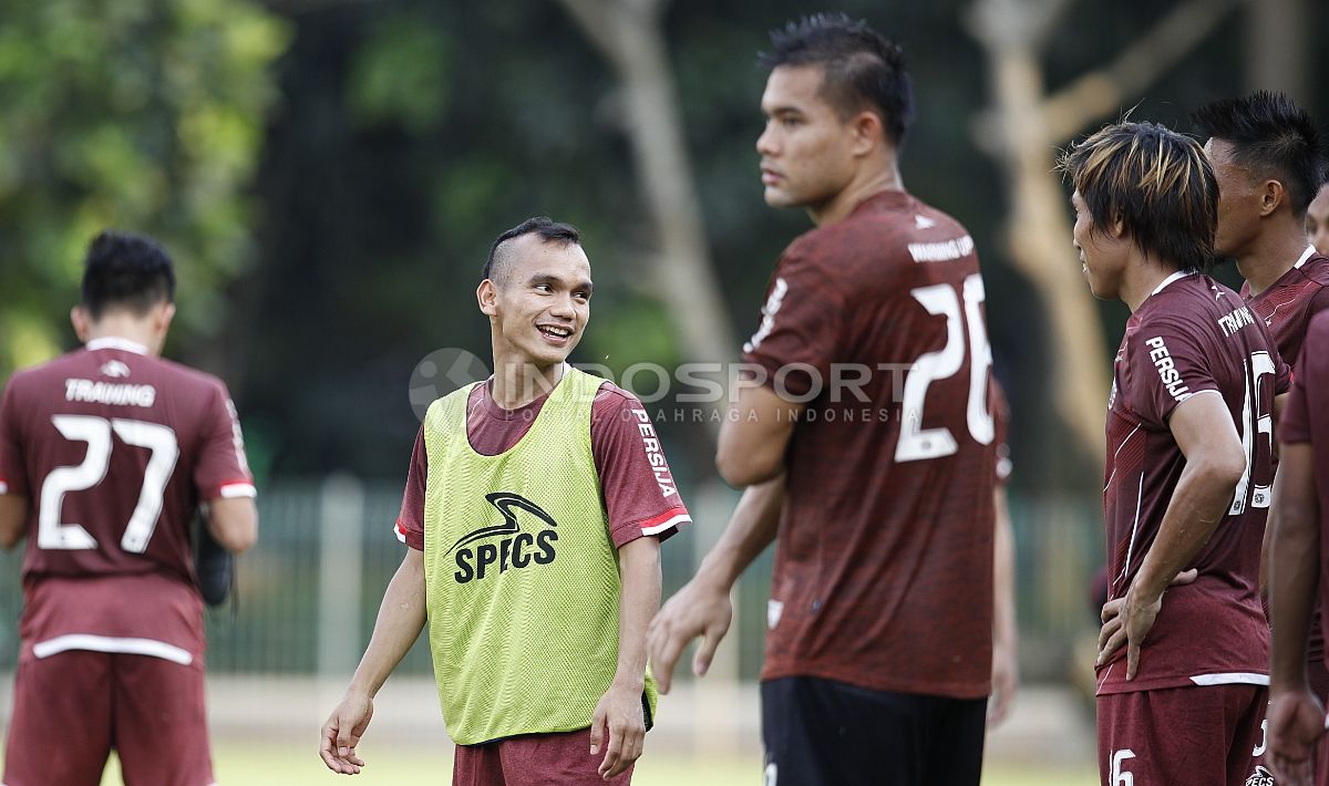 Riko Simanjuntak nampak berbincang dengan Asri Akbar dalam sesi latihan. Copyright: © Herry Ibrahim/INDOSPORT