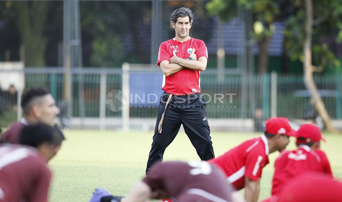 Pelatih Persija, Stefano Cugurra Teco, mengawasi timnya berlatih. Copyright: © Herry Ibrahim/INDOSPORT