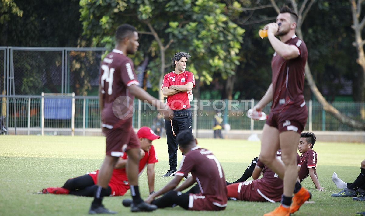 Teco memberikan instruksi bagi para pemain Persija. Copyright: © Herry Ibrahim/INDOSPORT