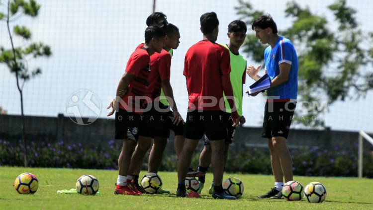 Milan Petrovic memberikan instruksi dalam sesi latihan Arema FC. Copyright: © Ian Setiawan/INDOSPORT