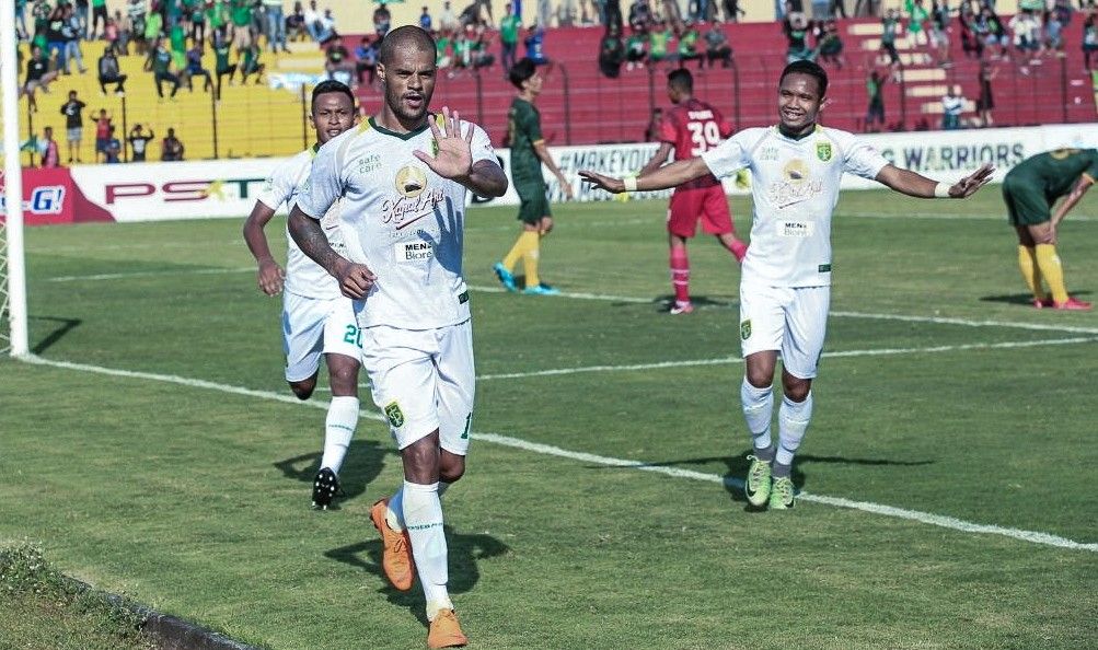 David da Silva merayakan golnya ke gawang PS Tira. Copyright: © Media Persebaya