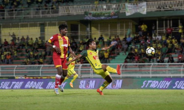 Andik Vermansah (kanan) menghadapi mantan timnya, Selangor FA. Copyright: © Berita Harian