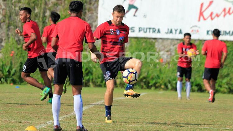 Pemain Arema digeber dalam TC untuk refresh mental Copyright: © Ian Setiawan/INDOSPORT