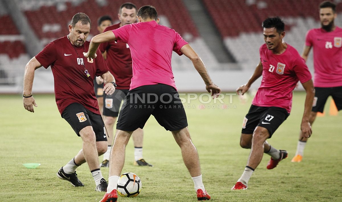 Borneo FC saat latihan jelang lawan Persija Jakarta. Copyright: © Herry Ibrahim/INDOSPORT