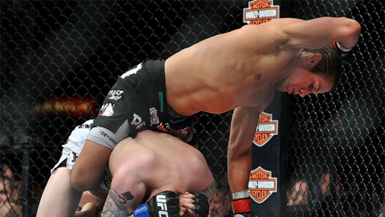 Teknik 12-6 Elbows dianggap ilegal di UFC. Copyright: © UFC