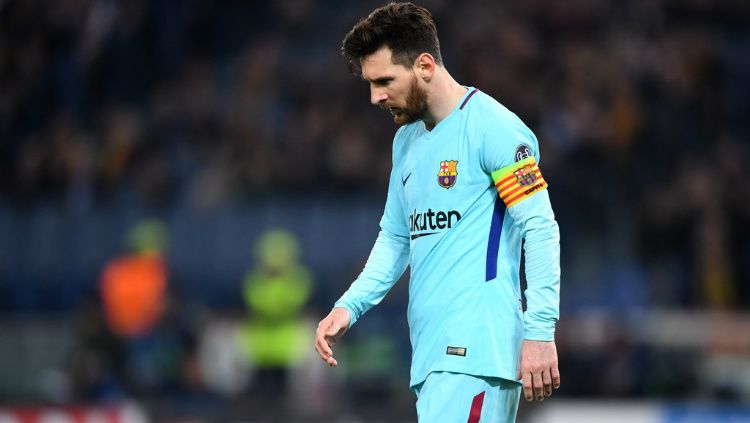 Lionel Messi menundukkan kepalanya usai Barcelona tersingkir dari Liga Champions. Copyright: © Getty Images