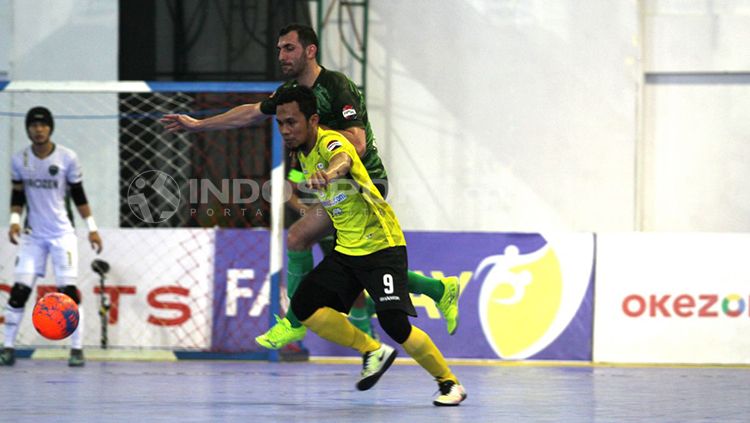 Vamos (Hijau) sukses menaklukkan COSMO (Kuning) dengan skor 5-2. Copyright: © Zainal Hasan/INDOSPORT