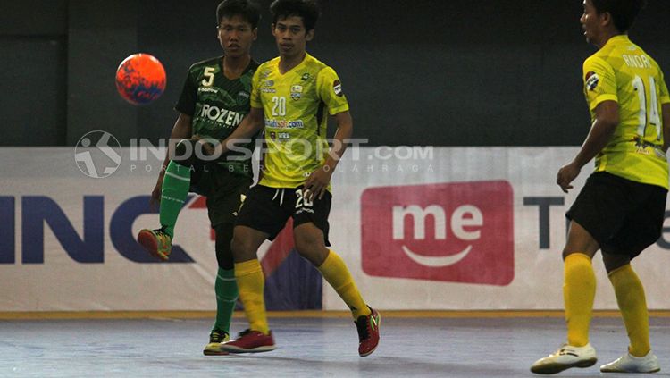 Vamos (Hijau) sukses menaklukkan COSMO (Kuning) dengan skor 5-2. Copyright: © Zainal Hasan/INDOSPORT