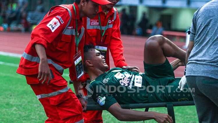 Aksi bek Persebaya, M. Syaifudin, saat menghalau pemain Sriwijaya FC. Copyright: © Media Persebaya