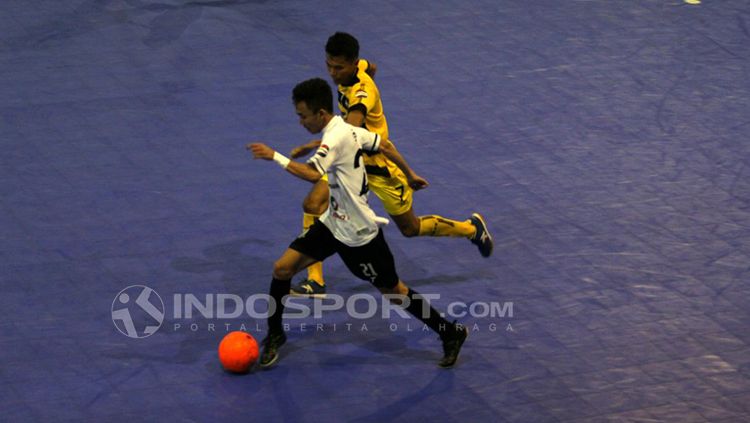 Dumai (putih) berhasil menang 3-2 atas SKN FC (kuning). Copyright: © Zainal Hasan/INDOSPORT