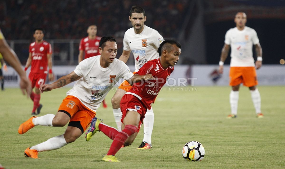 Riko Simanjuntak saat menguasai bola dan diganggu pemain Borneo FC. Copyright: © INDOSPORT/Herry Ibrahim