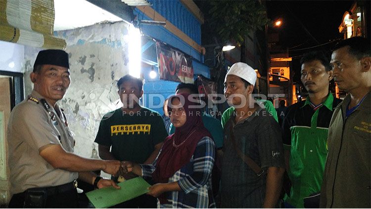 Kapolsek Waru Memberikan sumbangan. Copyright: © Fitra Herdian/INDOSPORT