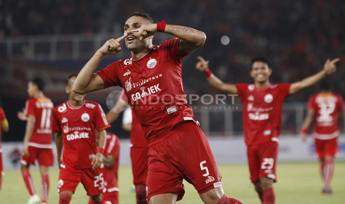 Selebrasi Jaimerson da Silva saat buat gol lawan Borneo FC. Copyright: © INDOSPORT/Herry Ibrahim