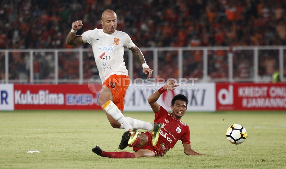 Julien Faubert saat ditekel Fitra Ridwan. Copyright: © INDOSPORT/Herry Ibrahim