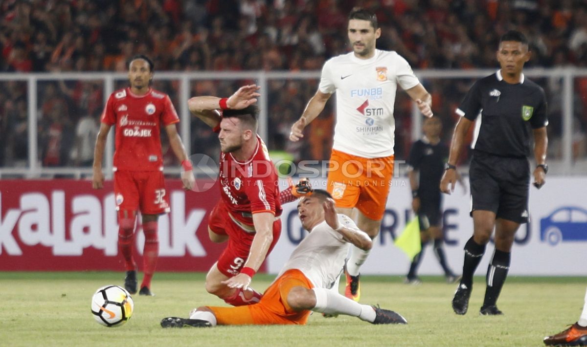 Marko Simic saat ditekel pemain Borneo FC. Copyright: © INDOSPORT/Herry Ibrahim