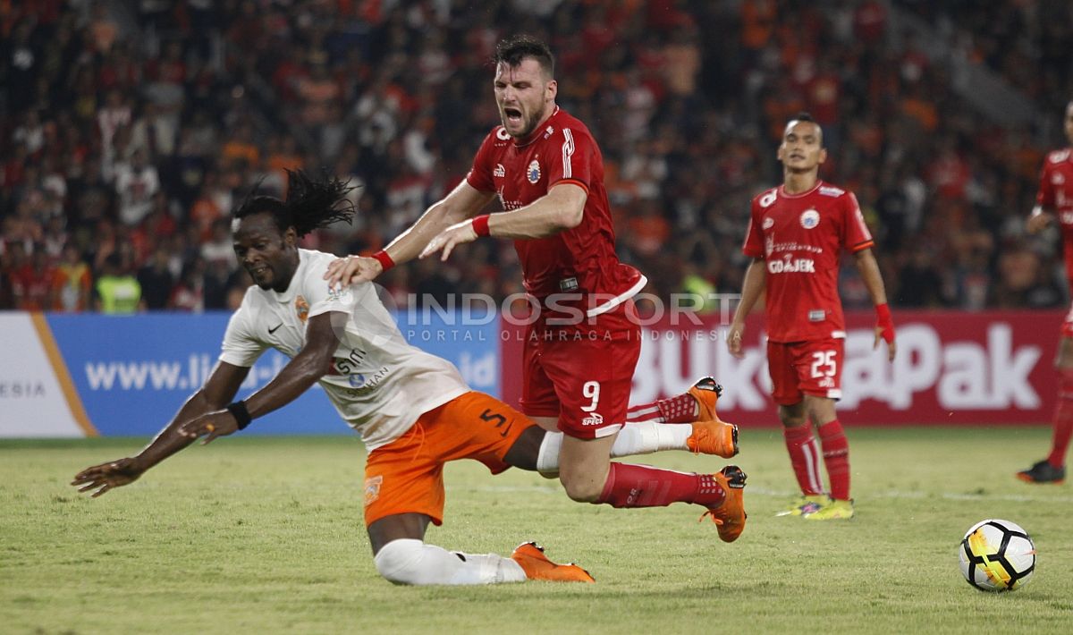 Marko Simic saat dilanggar pemain Borneo. Copyright: © INDOSPORT/Herry Ibrahim