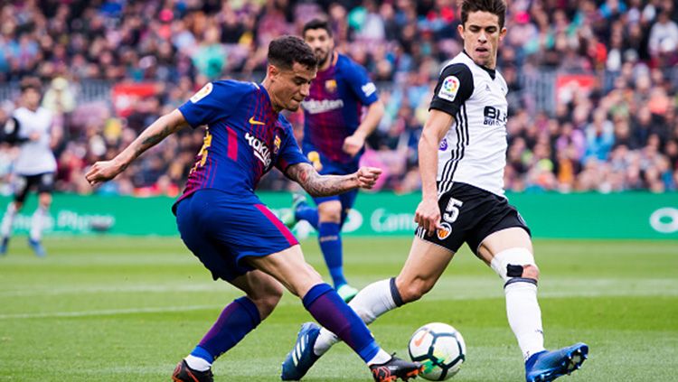 Philipe Coutinho beraksi membela Barcelona saat melawan Valencia. Copyright: © Getty Images