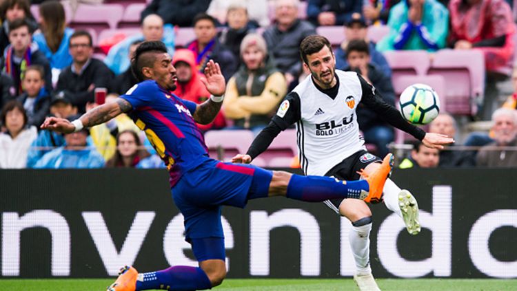 Paulinho dibayang-bayangi oleh Jose Gaya (kanan). Copyright: © Getty Images