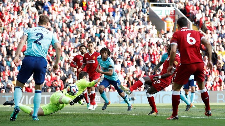 Sadio Mane mencetak gol dengan memanfaatkan bola muntah dari kiper Bournemouth, Begovic. Copyright: © standard.co.uk