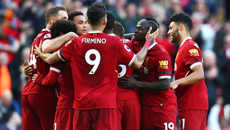 Skuat Liverpool merayakan gol yang dicetak oleh Mohamed Salah. Copyright: © Getty Images