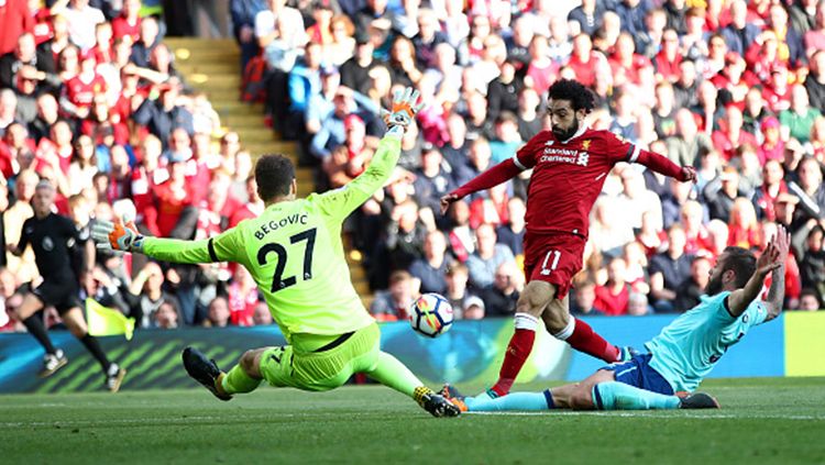Mohamed Salah dibayang-bayangin bek Bournemouth saat melakukan penyerangan. Copyright: © Getty Images