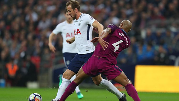 Harry Kane mendapat pengawalan ketat dari bek Man City, Vincent Kompany. Copyright: © Getty Images