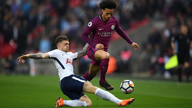 Leroy Sane mendapat jegalan dari pemain Tottenham Hotspur. Copyright: © Getty Images