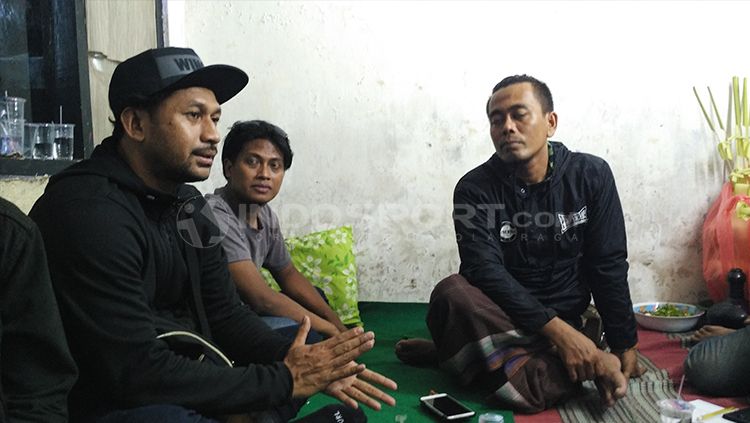 Kordinator Fans Persebaya, Sidik Alex Tualeka, sedang berbincang dengan keluarga almarhum Micko Pratama. Copyright: © Fitra Herdian/INDOSPORT