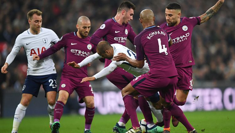 Lucas Moura tampak dijepit oleh empat pemain Man City. Copyright: © Getty Images