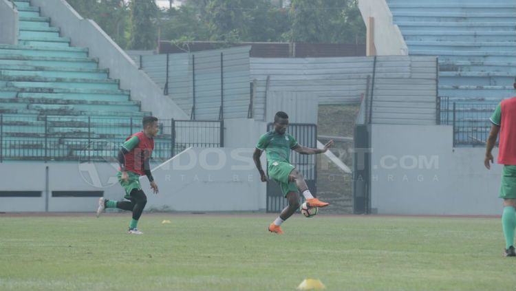 Wilfried Yessoh sedang mengontrol bola dalam latihan PSMS Medan. Copyright: © Kesuma Ramadhan/INDOSPORT