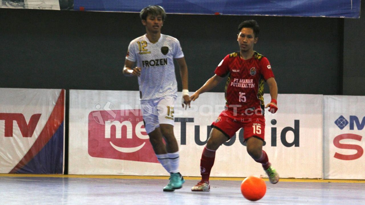 Vamos Mataram (Putih) vs APK (Merah) Copyright: © Zainal Hasan/INDOSPORT.COM