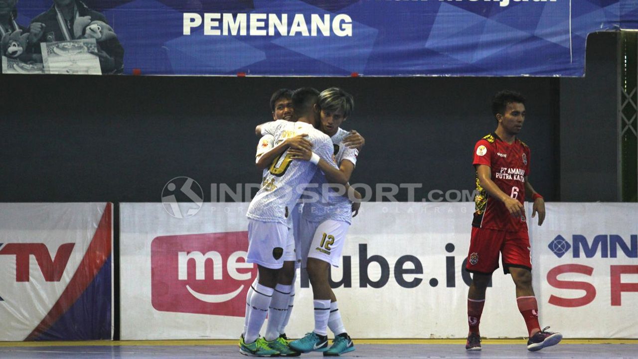 Vamos Mataram (Putih) vs APK (Merah) Copyright: © Zainal Hasan/FOOTBALL265.COM