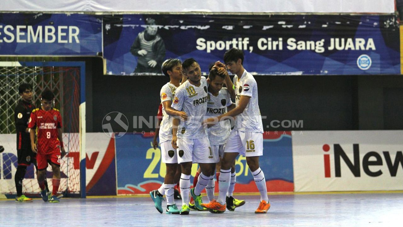 Vamos Mataram (Putih) vs APK (Merah) Copyright: © Zainal Hasan/FOOTBALL265.COM