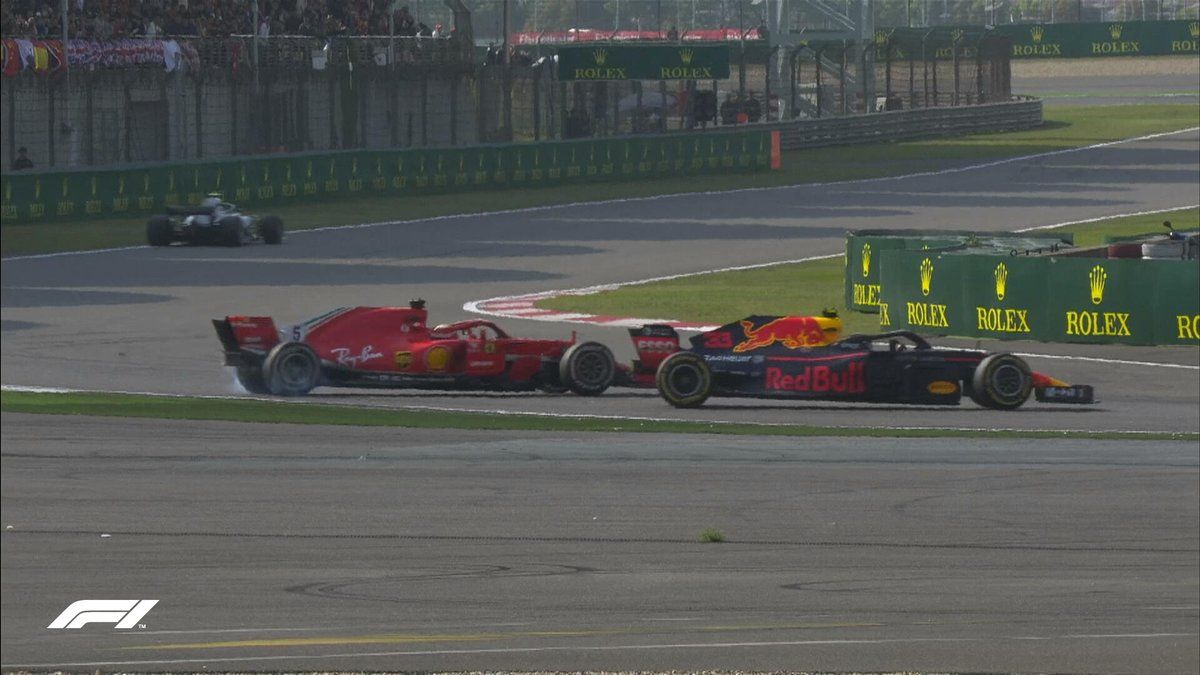 Kecelakaan Vettel dan Verstappen. Copyright: © https://twitter.com/F1