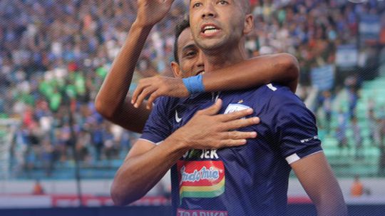 Selebrasi Bruno Silva (PSIS Semarang) saat merayakan gol bersama rekan setim ke gawang PSMS Medan. Copyright: © liga-indonesia.id
