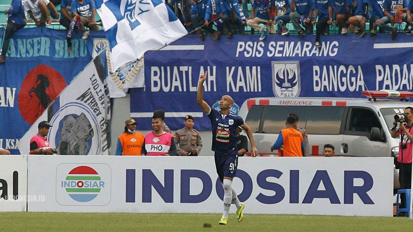 Selebrasi Bruno Silva (PSIS Semarang) saat merayakan golnya ke gawang PSMS Medan. Copyright: © liga-indonesia.id