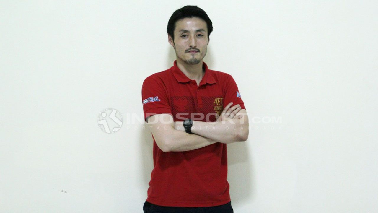 Pelatih Timnas Futsal Indonesia, Kensuke Takahashi. Copyright: © Zainal Hasan/INDOSPORT.COM