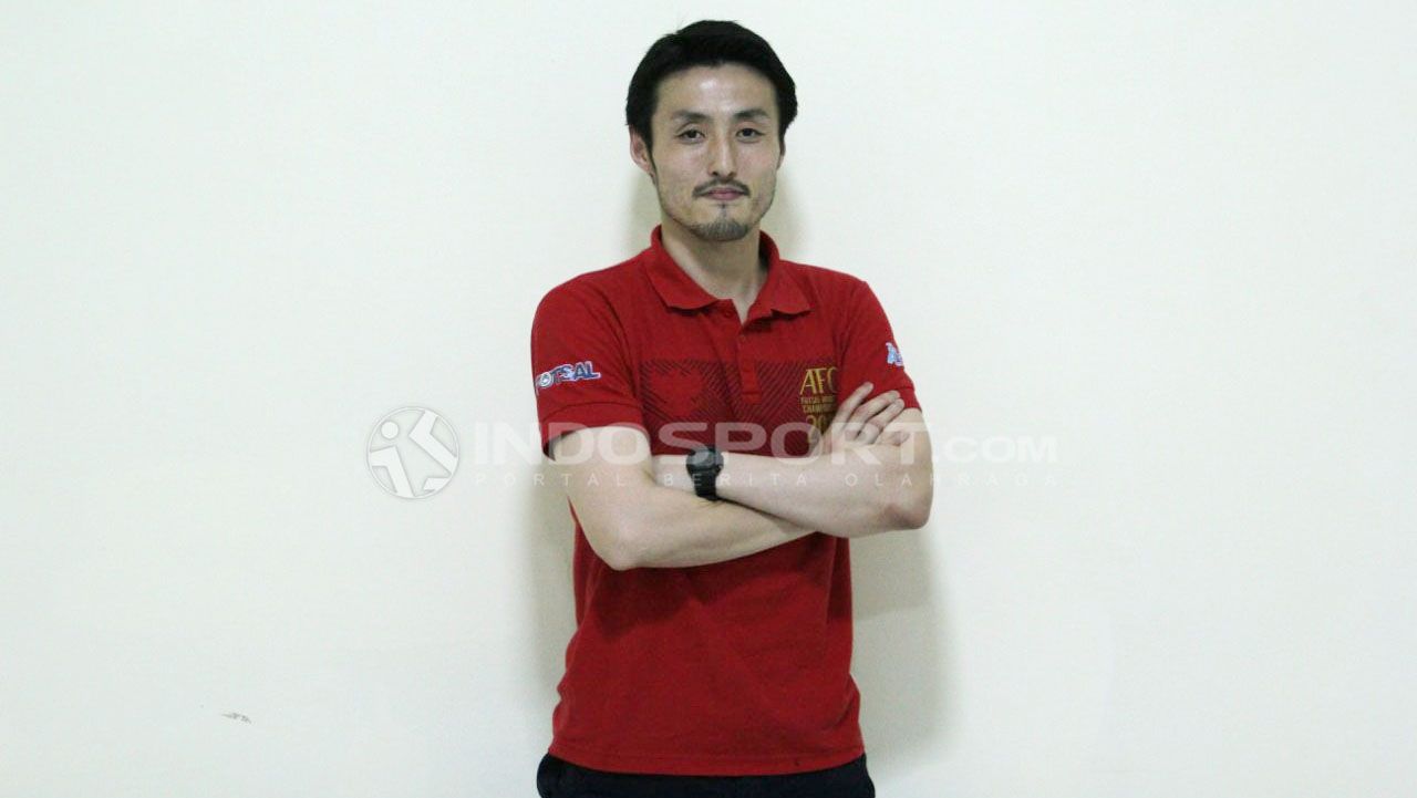 Pelatih Timnas Futsal Indonesia, Kensue Takahasi. Copyright: © Zainal Hasan/INDOSPORT.COM