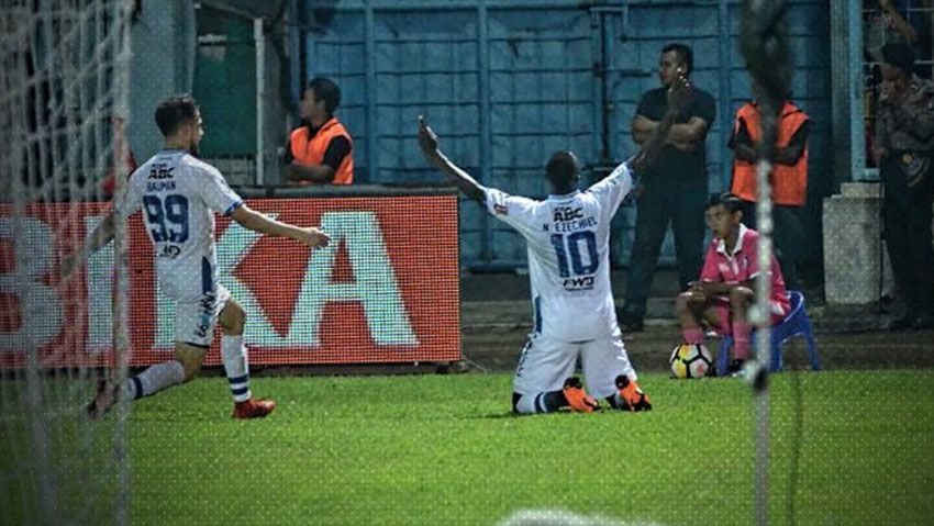 Arema FC vs Persib Bandung Copyright: © Twitter@simamaung