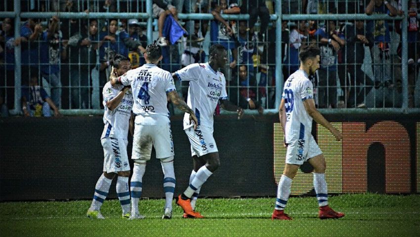 kerusuhan yang melibatkan oknum Aremania di akhir pertandingan Arema FC vs Persib. Copyright: Â© Ian Setiawan/INDOSPORT