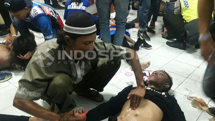 kerusuhan yang melibatkan oknum Aremania di akhir pertandingan Arema FC vs Persib. Copyright: Â© Ian Setiawan/INDOSPORT