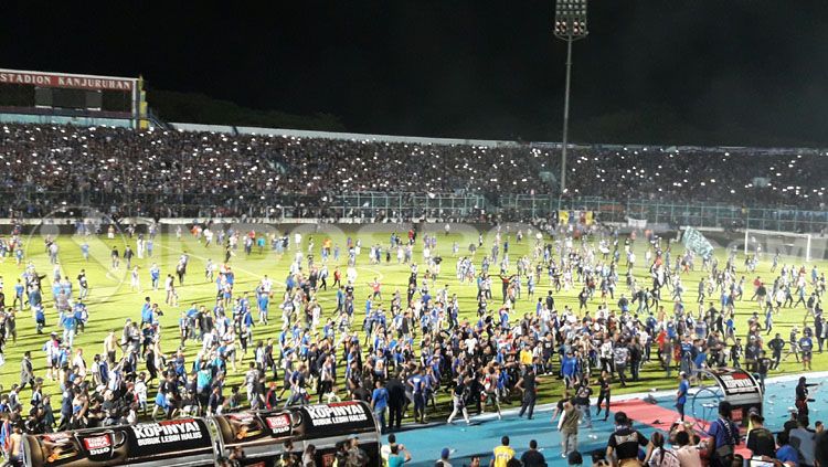 Kerusuhan yang melibatkan oknum Aremania di akhir pertandingan Arema FC vs Persib. Copyright: © Ian Setiawan/INDOSPORT