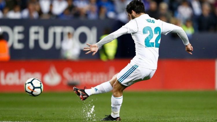 Isco saat sedang mengambil tendangan bebas. Copyright: © Getty Images